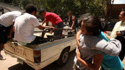 Familiares de las víctimas clamaron por justicia al retirar los cuerpos.