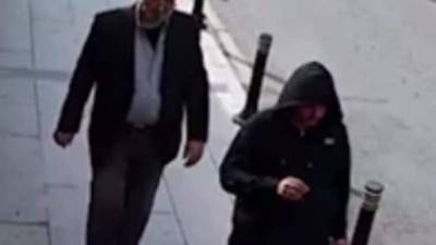 Un video de la CNN muestra a uno de los supuestos asesinos del periodista salir del consulado con su ropa para intentar hacer creer que Khashoggi abandonó vivo el consulado./CNN.