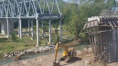 Maquinaria de una empresa constructora trabaja en la edificación del puente La Regina.