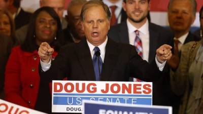 Doug Jones ganó por primera vez el escaño al Senado de Alabama por el partido demócrata en la historia reciente. AFP.