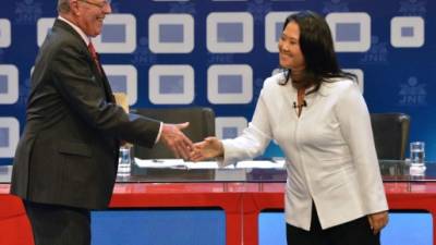 Pedro Pablo Kuczynski, del partido Peruanos por el Kambio, saluda a Keiko Fujimori, canditada popular, en el último debate celebrado el domingo pasado. Foto: AFP/Cris Bouroncle