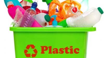 Ahora vemos el plástico en todas partes. Juguetes, accesorios, botellas de refrescos, recipientes de detergentes, etcétera.
