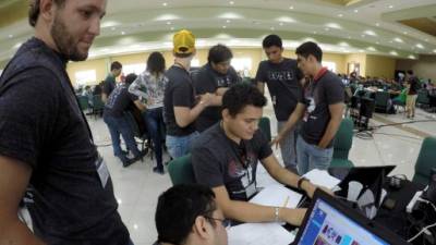 Un grupo de jóvenes sampedranos desarrollan una aplicación en el concurso AngelHack. Foto: Yoseph Amaya