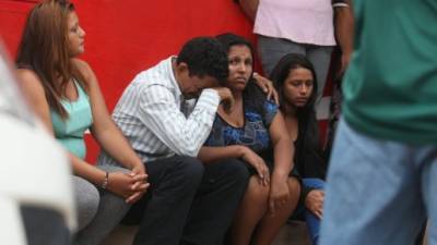 Familiares lamentan la muerte de los jóvenes en la capital.