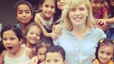 Shannon Kring estuvo en enero en San Pedro Sula, aquí con niños de el sector El Carmen a quienes agradeció su amor en Facebook.