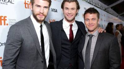 Liam y Chris con su hermano mayor Luke, quien es famoso en el cine de Australia.