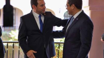 El presidente hondureño, Juan Orlando Hernández, saludando a su homólogo guatemalteco Jimmy Morales en la casa presidencial. AFP