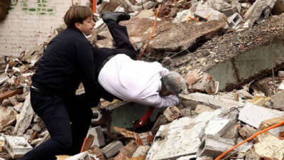 El presidente de Chile, Sebastián Piñera, sufrió un traspié durante la visita a los trabajos de demolición de las viviendas sociales.