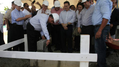 Los empresarios Jaime y Yani Rosenthal observan la colocación de la primera piedra que realiza el presidente Porfirio Lobo. / Amílcar Izaguirre
