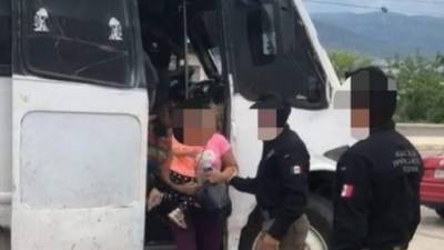 Las autoridades mexicanas están interceptando los autobuses que trasladan a los migrantes centroamericanos hacia la frontera con EEUU./Twitter.