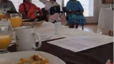 Las imágenes de un grupo de diputados desayunando frente a varios indígenas han causado indignación en redes sociales.