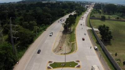 La fluidez del tráfico se observa en el tramo habilitado en el segundo anillo periférico. El proyecto concluirá en marzo. Fotos: Yoseph Amaya