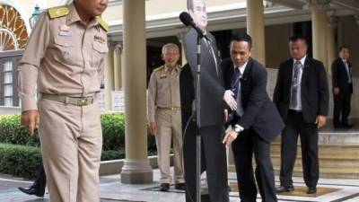 El primer ministro de Tailandia, Prayut Chan-o-cha, se despide de los periodistas mientras deja una fotografía suya a tamaño real ante el micrófono en Bangkok (Tailandia) el lunes 8 de enero de 2018. EFE