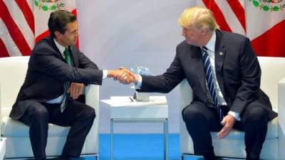 Fotografía cedida por Presidencia del presidente de México, Enrique Peña Nieto (i); y su contraparte de Estados Unidos, Donald Trump (d), quienes se saludan hoy, viernes 7 de julio de 2017. EFE