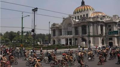 Cientos de ciclistas participan en la 14 Rodada Nudista de la capital mexicana, organizada por el colectivo global World Naked Bike Ride (WNBR) este sábado, en Ciudad de México, México. EFE