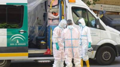 Personal de una ambulancia en una calle de Jaén, España. Foto: EFE