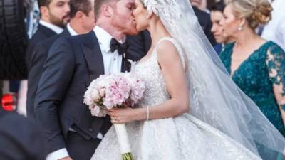 El mexicano Saúl 'Canelo' Álvarez, mejor boxeador libra por libra a día de hoy, se casó el sábado con su pareja Fernanda Gómez en una ceremonia privada en la Catedral de Guadalajara, occidente de México.