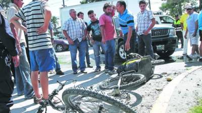 Los ciclistas mueren al ser embestidos por otros vehículos.