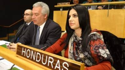 Mary Elizabeth Flores (Lizzy) en su curul en la ONU.