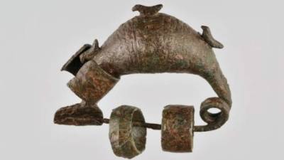 Imagen de una Fíbula o imperdible de bronce con tres pájaros como decoración datada entre el 800 y el 730 a.C y expuesta en los Museos Capitolinos, en una muestra que indaga en los orígenes y en la fundación de la ciudad. EFE