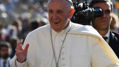 Pope Francis gestures upon his arrival for his weekly general audience at St. Peter's square in the Vatican, on September 27, 2017. / AFP PHOTO / VINCENZO PINTO