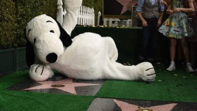 'Snoopy' posa feliz con su estrella en el Paseo de la Fama.
