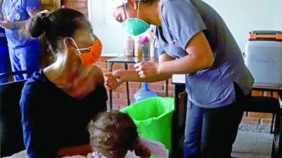 Una mujer con cuatro meses de embarazo es vacunada en la Universidad Católica.