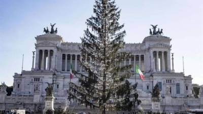 Imagen del abeto que, como cada año, preside la plaza Venecia de Roma durante las fiestas de Navidad, en Roma, Italia, hoy, 19 de diciembre de 2017. EFE