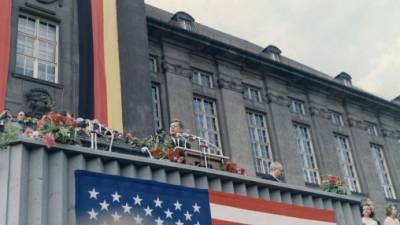 Fotografía sin fecha exacta en 1963, cedida por la Biblioteca John F. Kennedy, del entonces presidente estadounidense, John F. Kennedy (c), hablando a los asistentes en la Plaza Rudolph Wilde durante una visita a Berlín (Alemania). EFE/Biblioteca y Museo Presidencial de John F.Kennedy