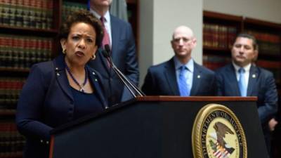 Loretta Lynch sucedió en el cargo a Eric Holder, también afroestadounidense, quien dimitió tras más de seis años como secretario de Justicia.