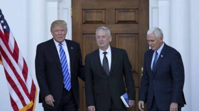 El presidente electo de Estados Unidos, Donald Trump, junto al general retirado James Mattis y al vicepresidente, Mike Pence.