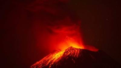 El Popocatépetl se mantuvo en constante actividad anoche y esta mañana ha arrojado cenizas en las zonas aledañas. Foto archivo AFP.