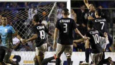 Mariano Acevedo celebrando con sus compañeros tras marcar el gol que hizo campeón al Honduras Progreso.
