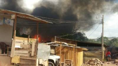 Abundan en la zona las viviendas contruidas en madera, lo que facilitó la propagación del fuego.