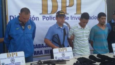 La Dirección Policial de Investigaciones (DPI) capturó este viernes a tres supuestos miembros de una banda delincuencial dedicada al asalto de buses, carros repartidores y negocios.