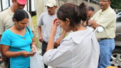 Los parientes del menor Franklin Vásquez cuando esperaban ayer que las autoridades reconocieran su cadáver en el hospital.