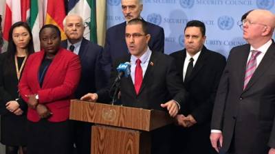 El ministro de Relaciones Exteriores de Venezuela, Jorge Arreaza, anuncia la creación de un grupo de países que incluyen a China y Rusia para defender la Carta de la ONU.
