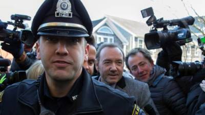 El actor estadounidense Kevin Spacey es escoltado por la policía a su llegada al tribunal de Nantucket, EEUU. EFE/Archivo