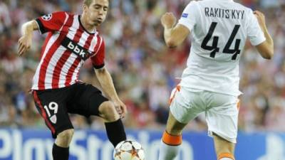 Iker Muniain lucha por el balón con Yaroslav Rakitskiy del Shakhtar Donetsk.