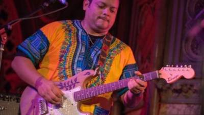 Guayo Cedeño es un músico, guitarrista y productor musical que ha puesto en alto el nombre de Honduras a nivel nacional e internacional. Foto: Facebook.