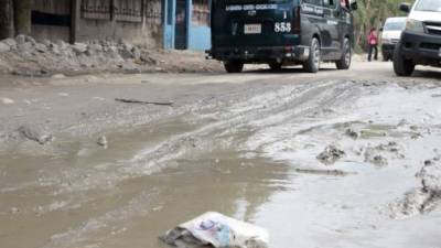 Un rapidito de la ruta 1 recorre la 11 avenida, que está llena de fango y baches. Foto: Ricardo C.