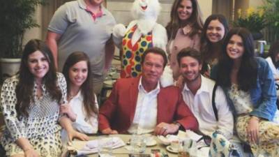Arnold Schwarzenegger con su ex, sus hijos y unas amigas.