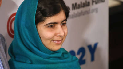 La joven paquistaní Malala Yousafzai, defensora de la educación femenina y que sobrevivió a un intento de asesinato por parte de los Talibanes, posa para una fotografía antes de una entrevista de televisión hoy, jueves 10 de octubre de 2013, en Nueva York (EE.UU.).