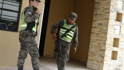 Elementos del Ejército custodian la clínica adonde está internado John Charles Bográn.