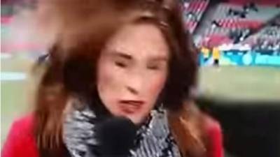 La periodista Kelli Tennant recibe un fuerte pelotazo que le impacta en la nuca, su cabeza tambalea, pero nunca soltó el micrófono.