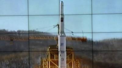 Imagen tomada de la televisión que muestra la retransmisión del lanzamiento de un cohete de largo alcance norcoreano Unha-3. EFE/YONHAP/Archivo