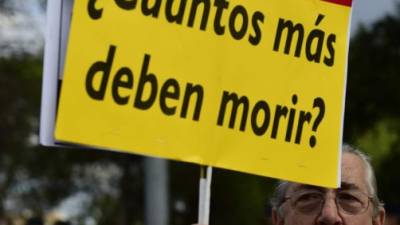 Un ciudadano español sostiene una pancarta con un mensaje para el ministerio de sanidad en su país.