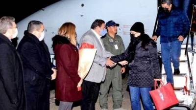 El mandatario Juan O. Hernández al llegar anoche a Washington.