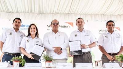 Ejecutivos de Walmart de México y Centroamérica y World Vision Honduras durante la firma del convenio.