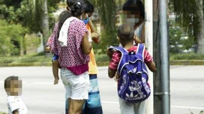 Niños de unas 60 familias piden en las calles de San Pedro Sula.